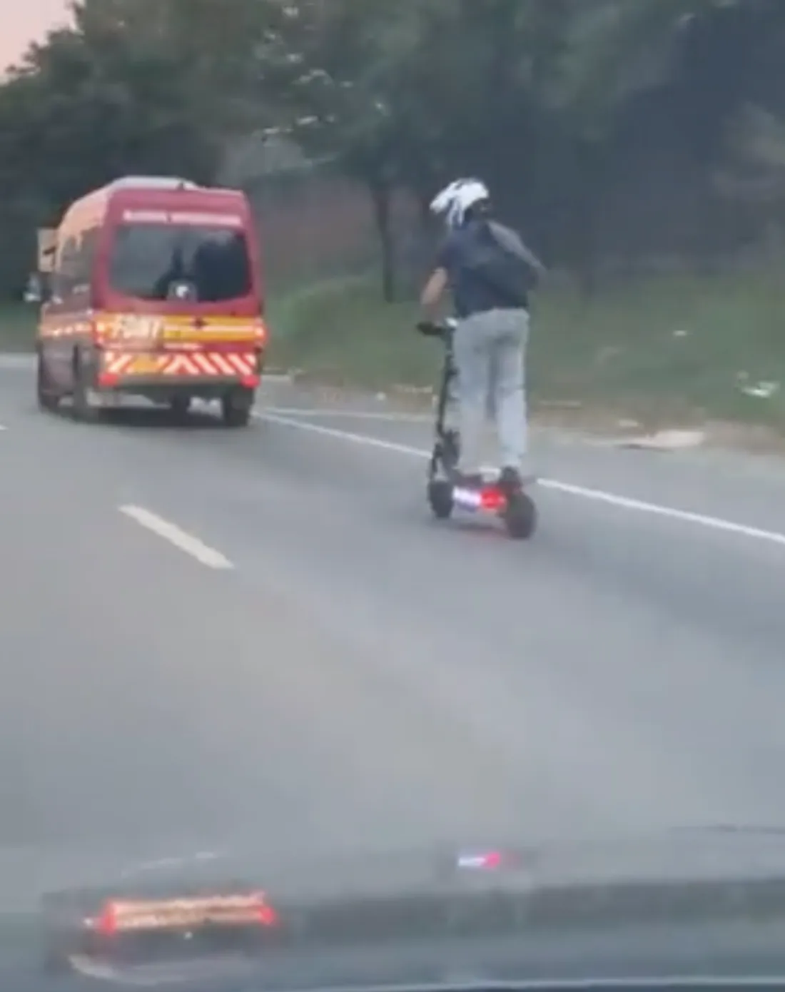 Une trottinette sur l'autoroute